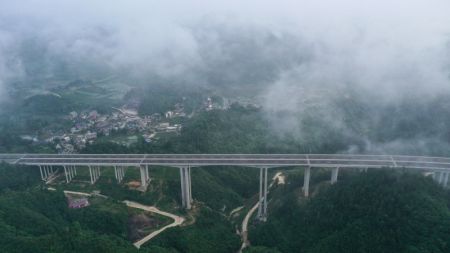 (miniature) Le grand pont de Shitouzhai sur l'autoroute Guiyang-Huangping