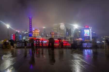 (miniature) Vue nocturne du Bund sous la pluie à Shanghai