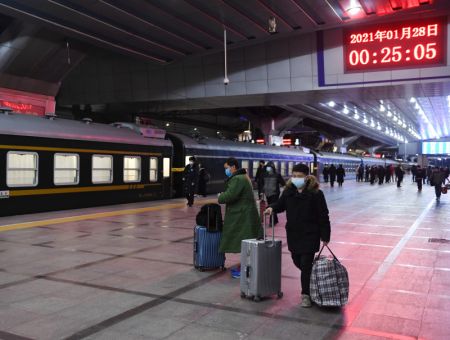 (miniature) Des passagers prennent leur train à la gare de Beijng