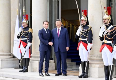 (miniature) Le président chinois Xi Jinping serre la main de son homologue français Emmanuel Macron à Paris