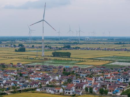 (miniature) Photo prise par un drone d'un projet éolien dans le district de Baoying à Yangzhou