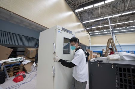 (miniature) Un employé déplace les équipements dans un laboratoire de test Falcon