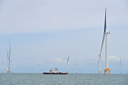 (miniature) Photo d'unités de turbines éoliennes d'un parc éolien au large de la côte de Fangchenggang