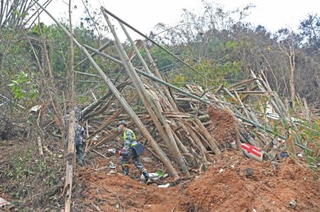 (miniature) Des secouristes recherchent les boîtes noires sur le site du crash d'un avion dans le district de Tengxian de la région autonome Zhuang du Guangxi (sud de la Chine)