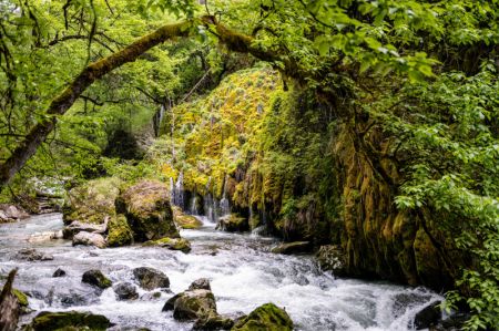 (miniature) Une chute d'eau dans le village de Niru
