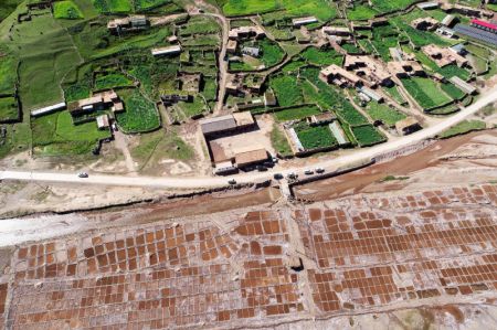 (miniature) Vue aérienne des marais salants du bourg de Baizha