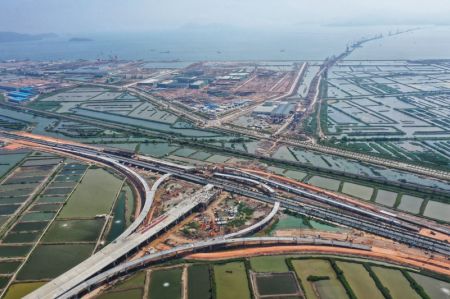 (miniature) Photo aérienne du chantier d'un échangeur autoroutier du projet de phase II de l'autoroute Hezhou-Gaolan