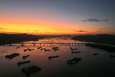 (miniature) Photo prise par un drone montrant le paysage au coucher du soleil près du village de Sizhou