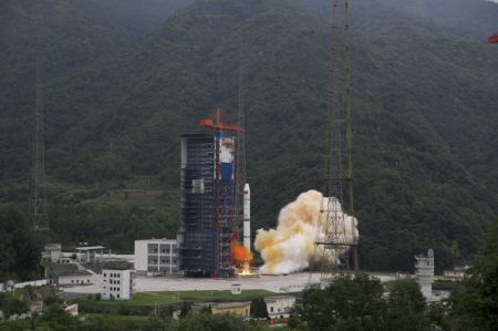 (miniature) Une fusée porteuse Longue Marche-2C transportant un groupe de neuf satellites commerciaux décolle du Centre de lancement de satellites de Xichang