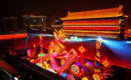 (miniature) Photo prise par un drone des décorations lumineuses sur les fortifications de Xi'an