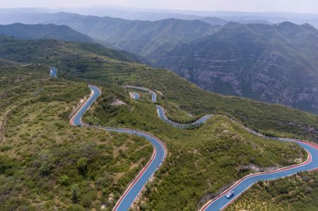 (miniature) Photo aérienne d'une route touristique sinueuse à Taiyuan