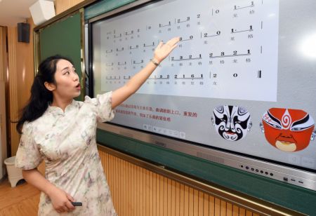 (miniature) Wang Ling donne un cours de musique à l'Ecole primaire Heping