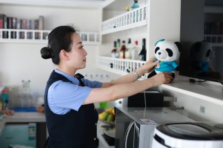 (miniature) Une hôtesse prépare un train Panda à Guiyang