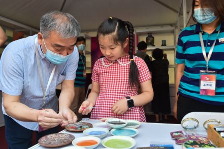 (miniature) Une fille apprend l'art du cloisonné lors d'une animation à Beijing