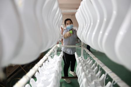 (miniature) Une travailleuse travaille sur des matrices de guitare dans le Parc industriel de guitares de Zheng'an