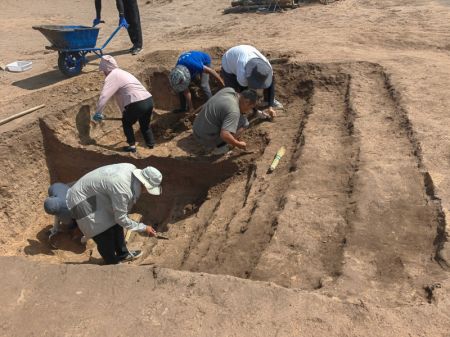 (miniature) Photo d'archives non datée d'archéologues travaillant sur un site de tombes en pierre à Chifeng