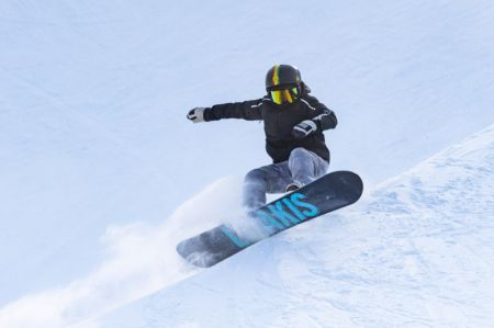 (miniature) Un skieur participe à une séance d'entraînement dans la station de ski de Yabuli