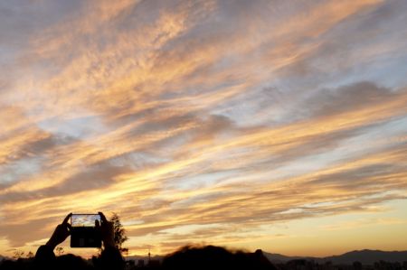 (miniature) La photo prise le 10 octobre 2021 montre la vue du coucher de soleil &agrave; Beijing