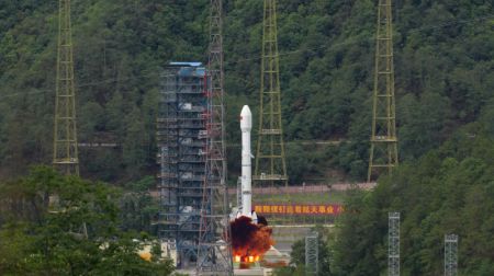 (miniature) Une fusée porteuse Longue Marche-3B transportant le satellite Smart SkyNet-1 01 décolle du Centre de lancement de satellites de Xichang