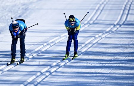 (miniature) Des sportifs participent à une session d'entrainement au Centre national de ski de fond à Zhangjiakou