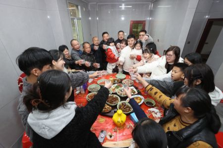 (miniature) Des gens participent à un dîner de retrouvailles familiales dans le village de Huangtian du district de Yongchun