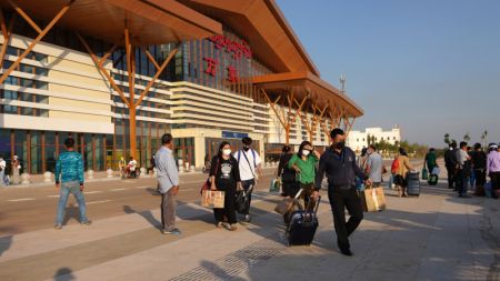 (miniature) Des passagers à la gare de Vientiane du chemin de fer Chine-Laos
