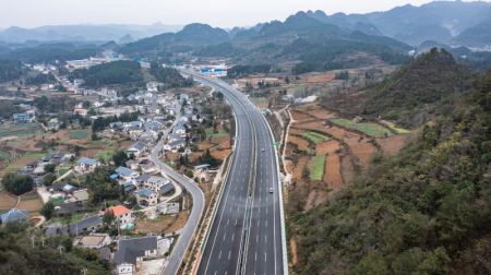 (miniature) Photo aérienne de véhicules du génie circulant sur la section Xiangkou-Huangzhong d'une autoroute reliant les villes de Renhuai et de Zunyi