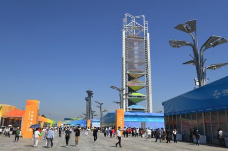 (miniature) Des gens visitent les zones d'exposition du Salon international du commerce des services de Chine 2020