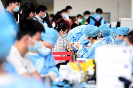 (miniature) Des membres du corps professoral et des &eacute;tudiants re&ccedil;oivent des vaccins contre la COVID-19 dans un site de vaccination de l'Universit&eacute; de l'agriculture de l'Anhui