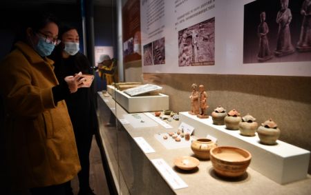 (miniature) Des visiteurs assistent à une exposition dans le Musée de Hainan à Haikou