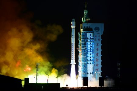 (miniature) Une fusée Longue Marche-4C transportant le satellite L-SAR 01A décolle depuis le centre de lancement des satellites Jiuquan