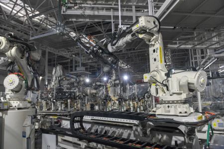 (miniature) Des robots de soudage dans un atelier de soudage de Hongqi