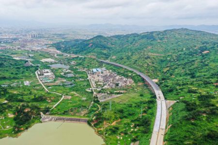 (miniature) Une photo a&eacute;rienne prise le 9 juillet 2020 montre une section de l'autoroute Shantou-Jiexi dans la ville de Shantou
