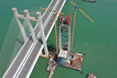 (miniature) Photo aérienne montrant la tour principale sud du pont maritime de la baie Quanzhou du chemin de fer à grande vitesse Fuzhou-Xiamen
