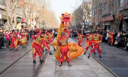 (miniature) Des gens assistent à un spectacle de danse du dragon dans la rue Qianmen