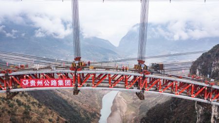 (miniature) Photo aérienne prise par un drone montrant le chantier du grand pont de Wumengshan sur l'autoroute Nayong-Qinglong