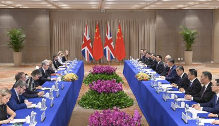 (miniature) Le président chinois Xi Jinping rencontre le Premier ministre britannique Keir Starmer en marge du Sommet des dirigeants du G20 à Rio de Janeiro