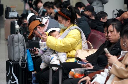 (miniature) Des passagers dans la salle d'attente de la gare de l'est de Zhengzhou
