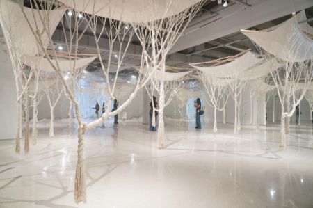 (miniature) Des gens visitent une exposition d'art contemporain au Beijing Times Art Museum