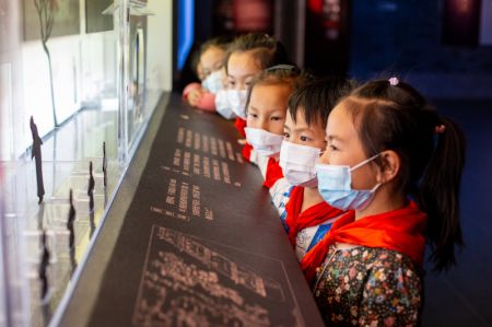(miniature) Des élèves regardent des objets exposés dans un musée à Hai'an
