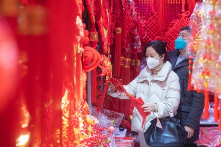 (miniature) Des personnes choisissent des décorations pour le Nouvel An sur un marché à Wuhan
