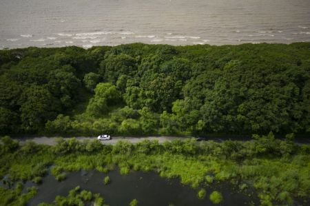 (miniature) Photo aérienne prise le 9 juillet 2022 du lac Xingkai