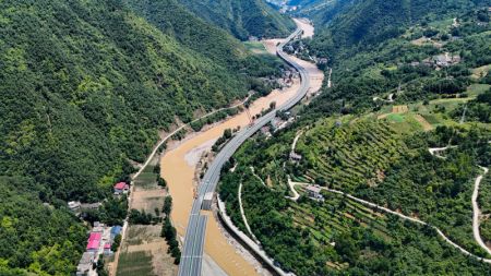 (miniature) Photo aérienne du site de l'effondrement d'un pont dans le district de Zhashui de la ville de Shangluo