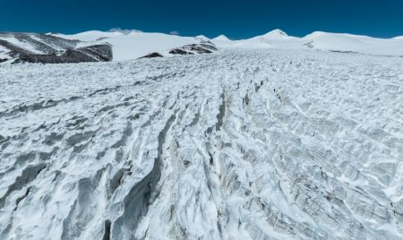 (miniature) Photo aérienne prise par un drone du glacier du Zangser Kangri dans la Réserve naturelle nationale de Changtang