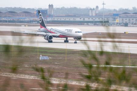 (miniature) Photo prise le 19 mars 2022 de l'aéroport Huahu d'Ezhou