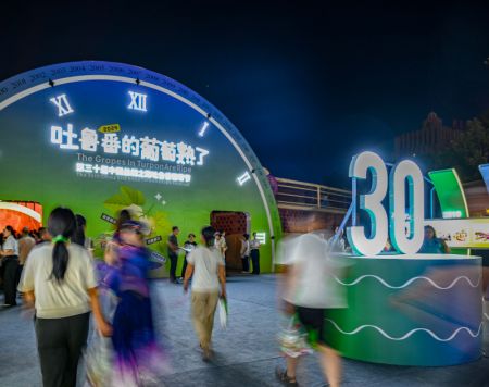 (miniature) Des personnes se rendent sur le lieu de la cérémonie d'ouverture du 30e Festival du raisin de Turpan de la Route de la soie de Chine