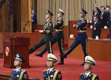 (miniature) La garde d'honneur de l'Armée populaire de libération (APL) de la Chine porte un exemplaire de la Constitution du pays lors de la cérémonie d'allégeance à la Constitution chinoise pour les dirigeants nouvellement élus du pays qui se déroule au Grand Palais du Peuple