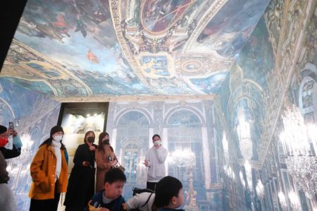 (miniature) Des visiteurs à l'exposition itinérante du château de Versailles à Shanghai