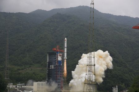 (miniature) Une fusée porteuse Longue Marche-2C transportant un groupe de neuf satellites commerciaux décolle du Centre de lancement de satellites de Xichang