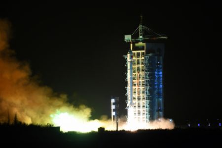 (miniature) Une fusée porteuse Longue Marche-2D transportant le satellite Tianhui-4 décolle du Centre de lancement de satellites de Jiuquan